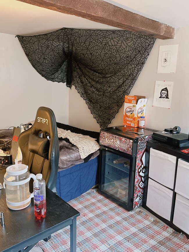 Building Photo - PRELEASING:  5 bdrm/3 bath on High Street!