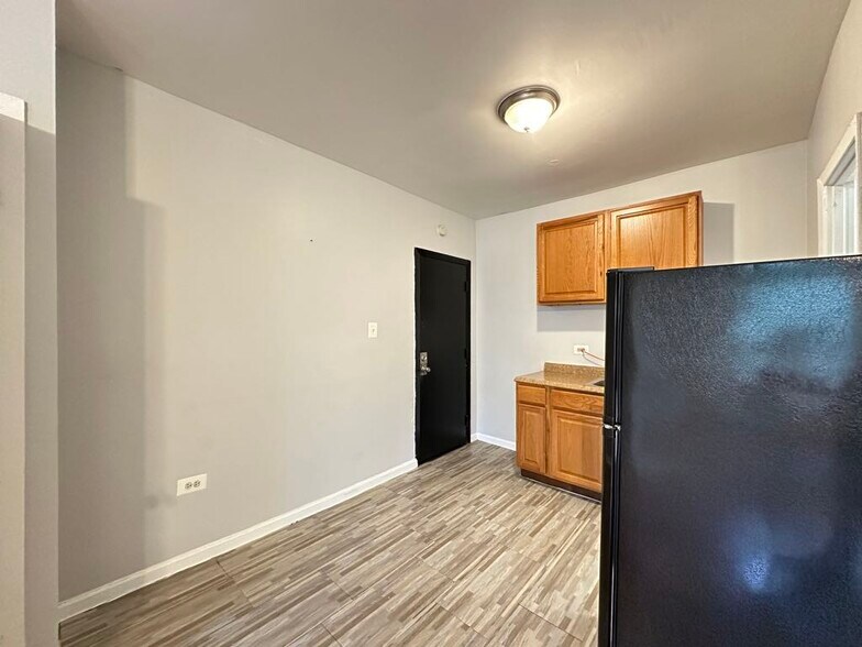 Building Photo - 5710 N Winthrop Ave
