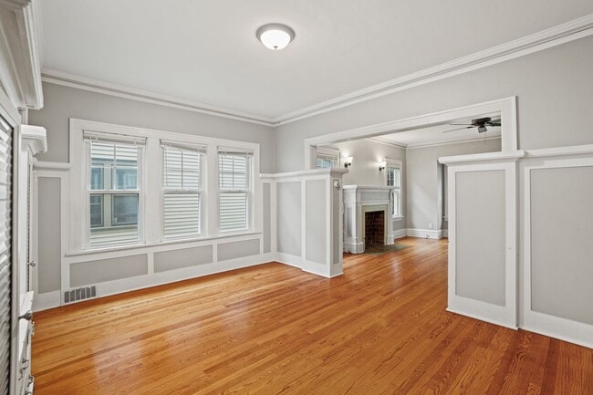 Building Photo - Rare 2 bedroom Lower