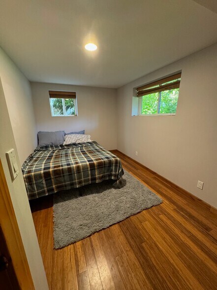 Building Photo - 634 NE 28th Ave