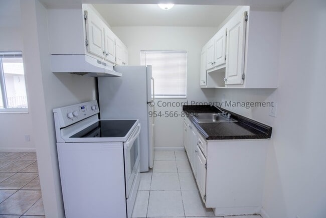 Building Photo - Nice 2nd Floor 1/1 in GREAT Hollywood Loca...