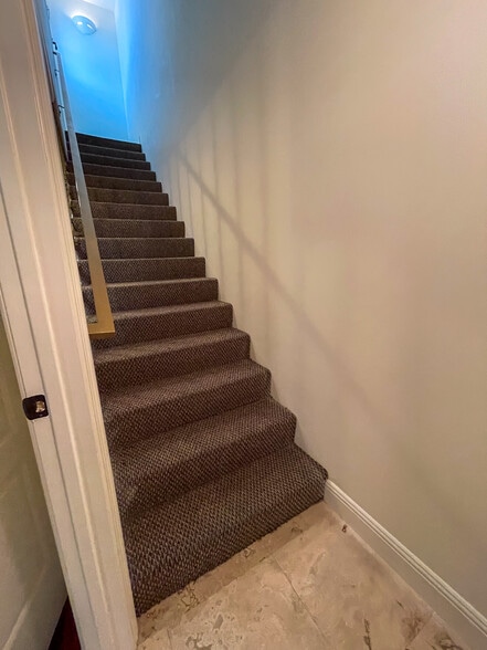 Building Photo - 2027 Beloit Ave