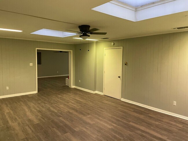 Building Photo - 6172 Whitman Ave