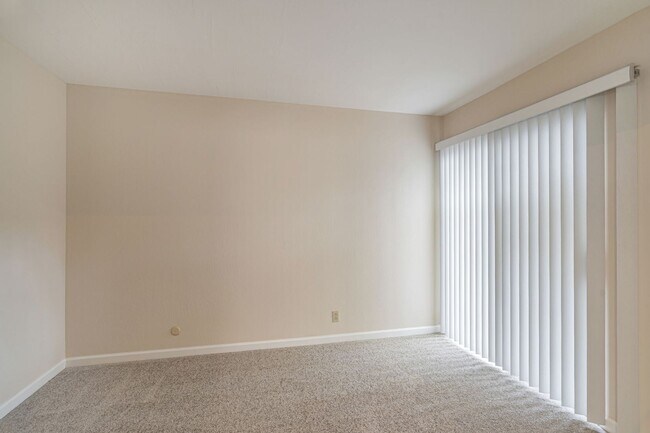 Building Photo - 2 Bedroom, 2 Bath Home with Bonus Room