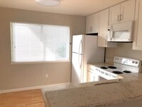 Building Photo - Beautiful 2 Bedroom/1 bath apartment - Upper Floor Unit
