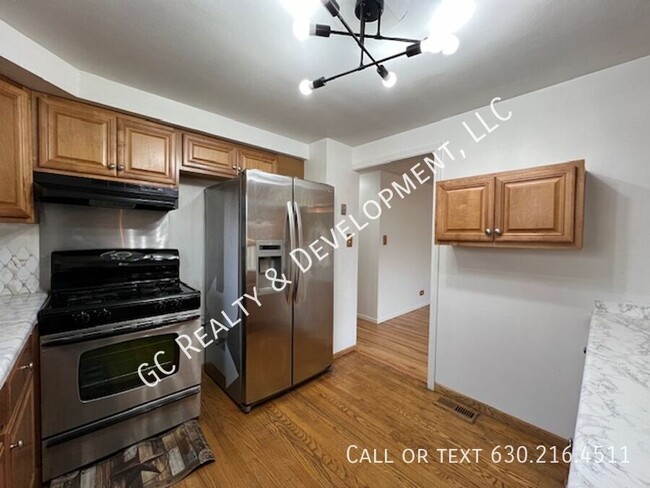 Building Photo - ***SCHAUMBURG DUPLEX / 2BDRM - 2BTH / SS A...