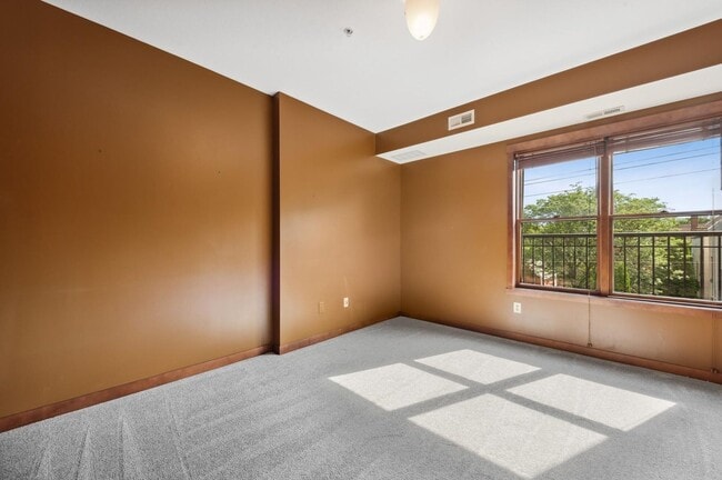 Building Photo - 1 BR/1 BA Crocus Hill Charmer!