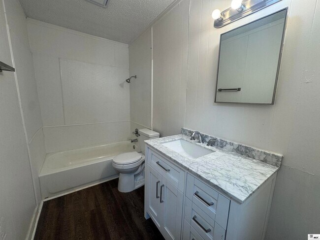 Building Photo - 207 Oaklawn Dr