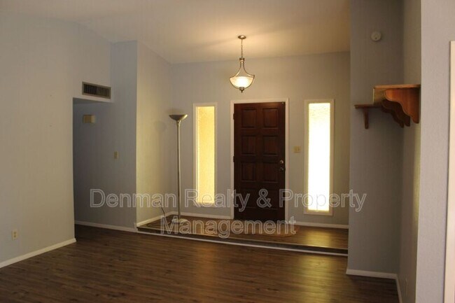 Building Photo - 602 W Kilarea Ave