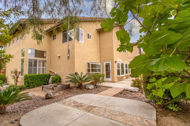 Building Photo - Beautiful + Spacious 4 bedroom/3 bath/3 Ca...