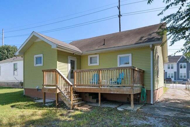 Building Photo - 2 Bed/ 1 Bath Cottage in Charlotte Park, Fenced Yard and Pet Friendly
