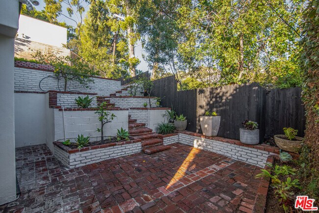 Building Photo - 9265 Thrush Way