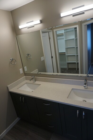 Master bath with dual vanity - 3805 Stacy Dr