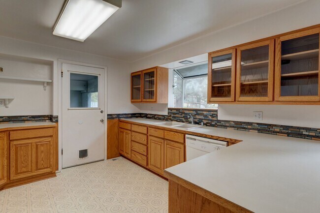 Building Photo - 3 Bedroom Single Story House w/Large Fence...