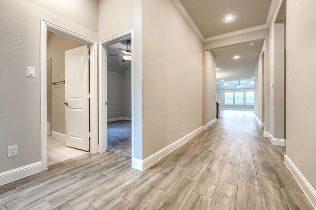 Building Photo - 580 Bradley Dr