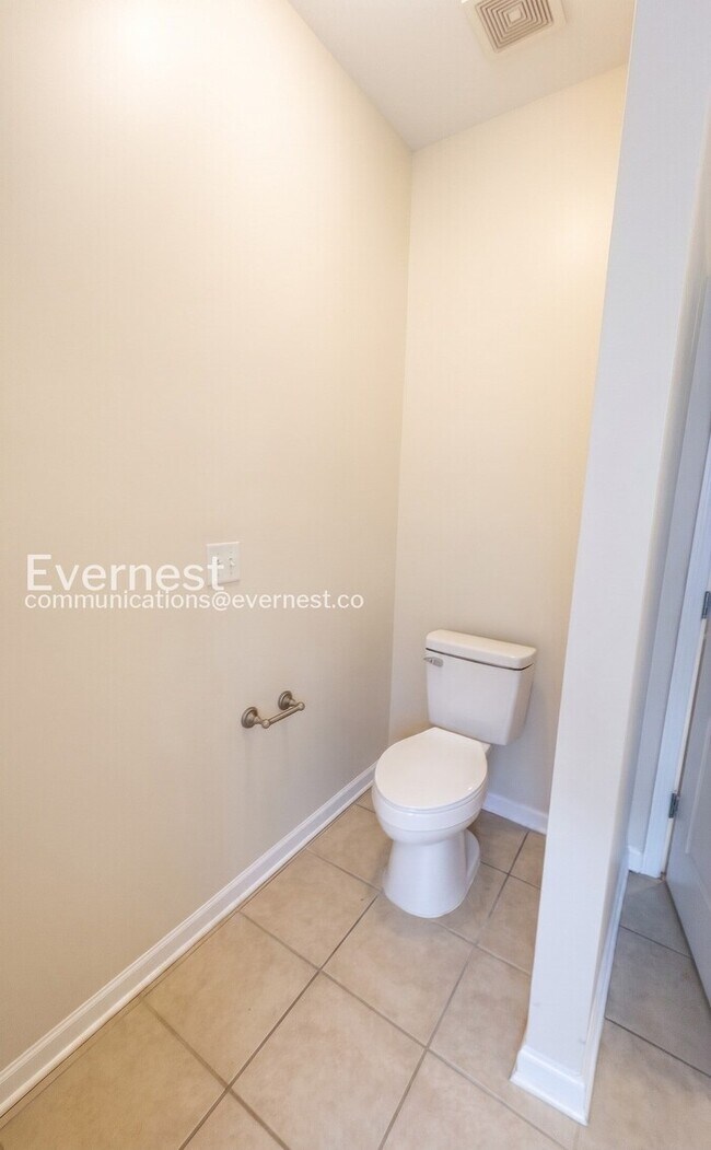 Building Photo - 3 Bed, 2 Bath Home with Garage / Available Now!