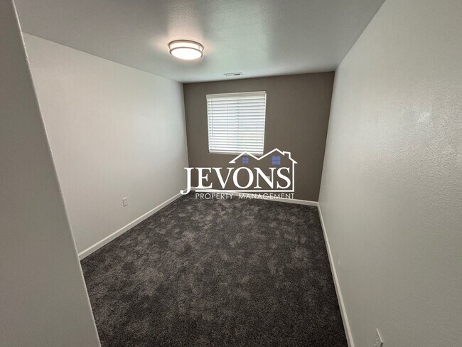Building Photo - $1,250 Rent Credit - Charming 4-bedroom ho...