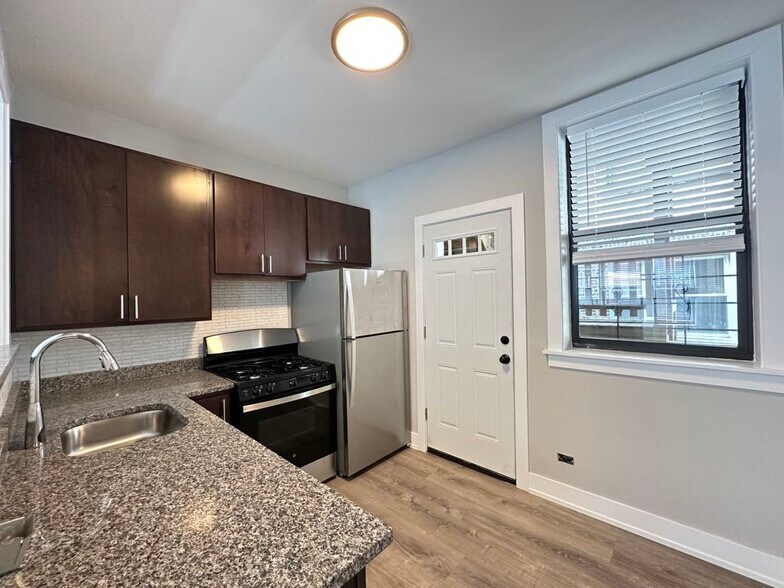 Building Photo - 4211 N Wolcott Ave