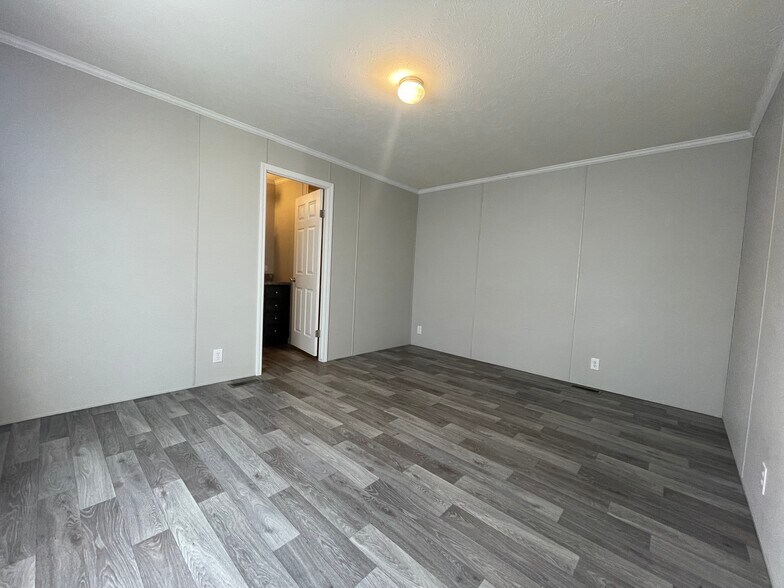 Building Photo - 15864 Marentette Dr