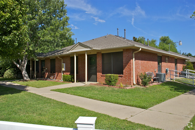 Building Photo - Thomas Square Apartments