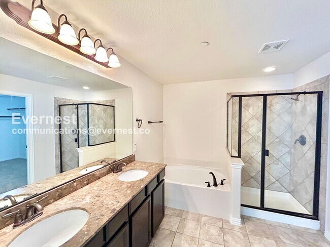 Building Photo - 3 Bed/2.5 Bath Townhome with Garage / Pet-Friendly / Vouchers Accepted / Available Now!