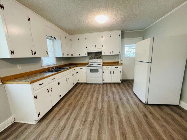 Building Photo - ADORABLE BRICK RANCH IN LAGRANGE *3 BR, 1 BA* NEWLY RENOVATED
