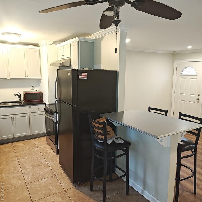 Building Photo - 909 Provost Ave