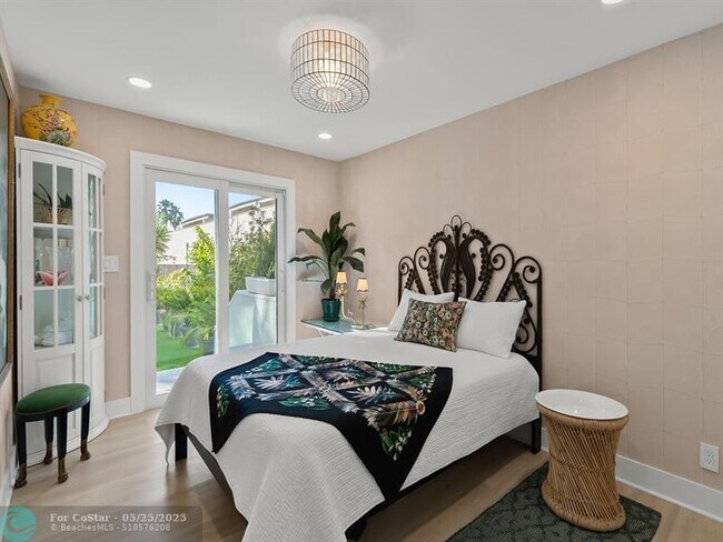 Building Photo - 325 Poinciana Dr