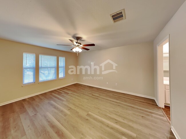 Building Photo - 501 Falcon Lake Dr