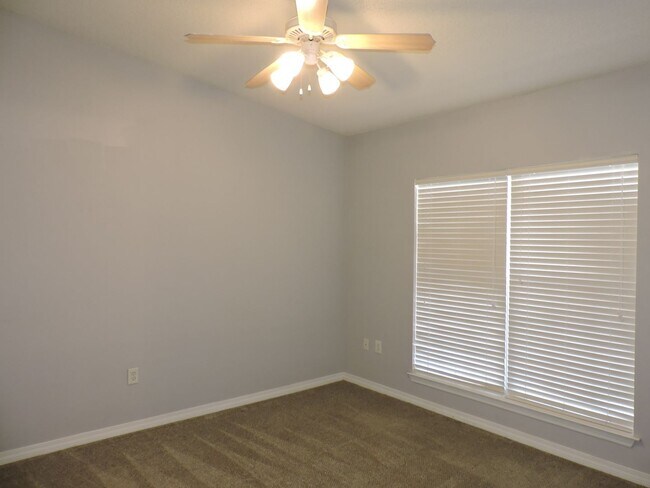 Building Photo - Easy access to interstate, shopping & hosp...