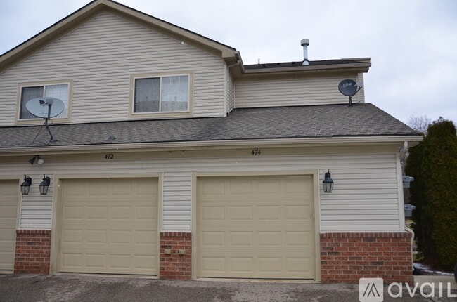 Building Photo - 474 Village Dr