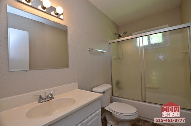 Building Photo - Nicely Updated Duplex