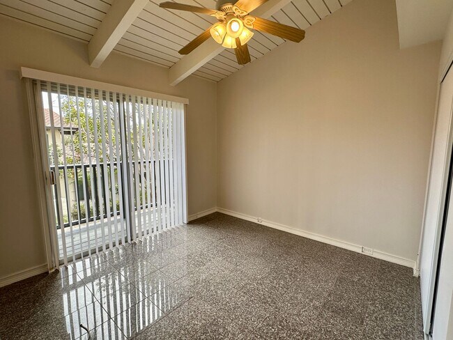 Building Photo - 3266 Loma Riviera Dr