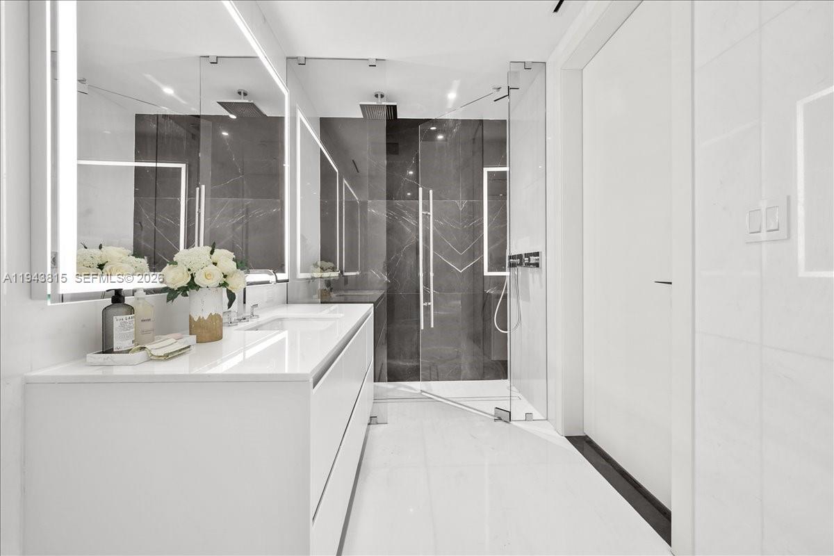 Building Photo - 300 Biscayne Boulevard Way