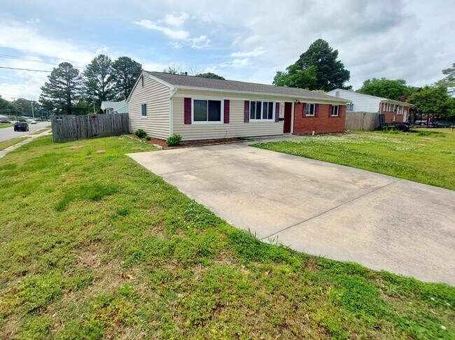 Building Photo - BEAUTIFUL 3 BD/ 1 BTH CORNER LOT WITH W/D ...