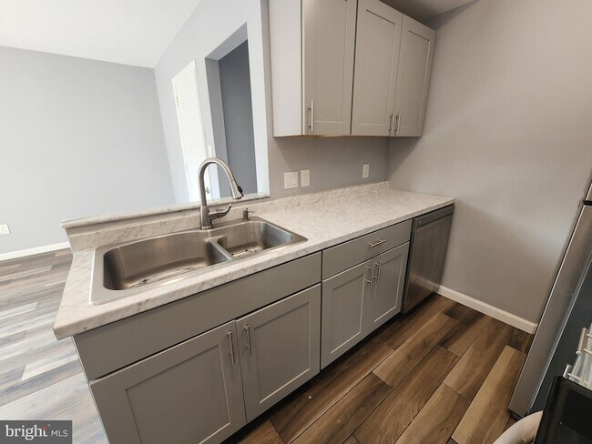 Building Photo - 46 Village Dr