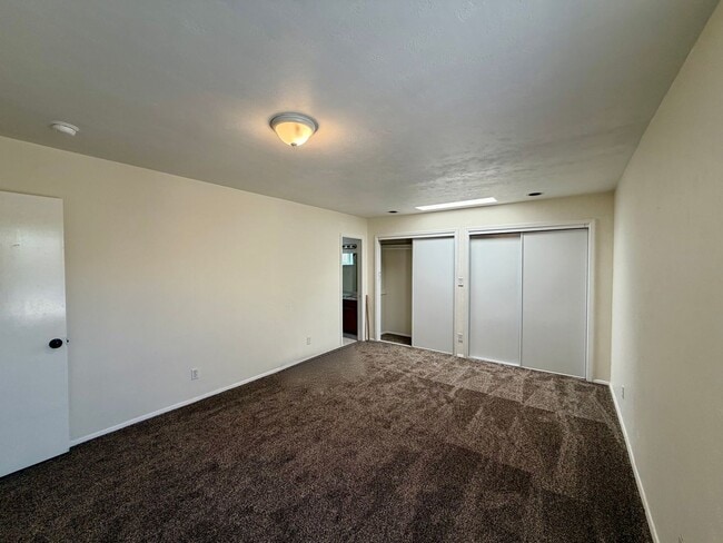 Building Photo - Quaint 4 Bedroom 2 Bathroom Home In The NE!