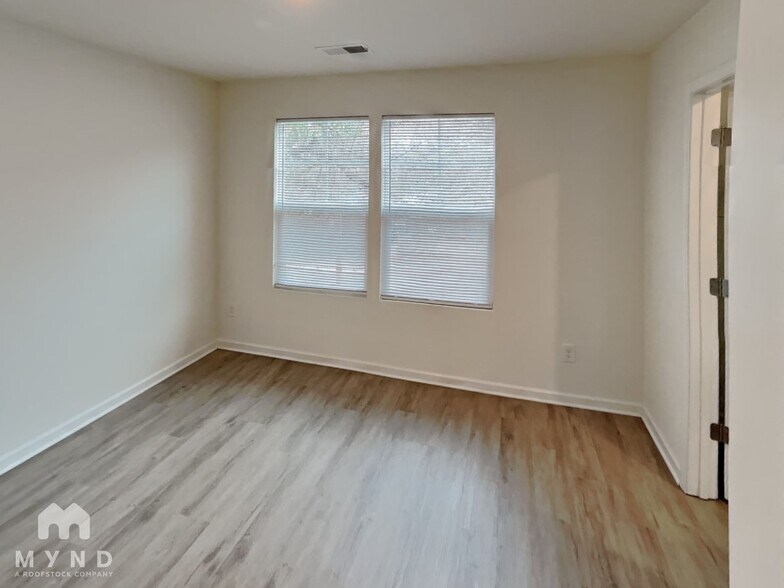 Building Photo - 819 W Walnut Ave