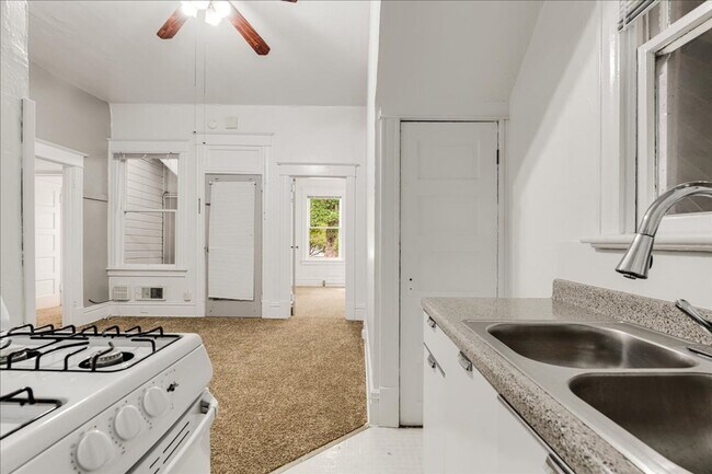 Building Photo - 1b/1ba Goose Hollow Apartment, close to everything!