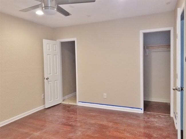 Building Photo - 12116 Hoblitzelle Dr