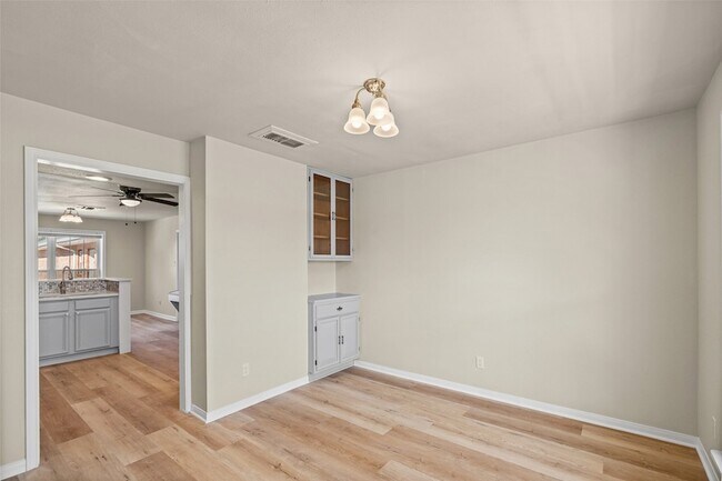 Building Photo - 201 Gail Dr