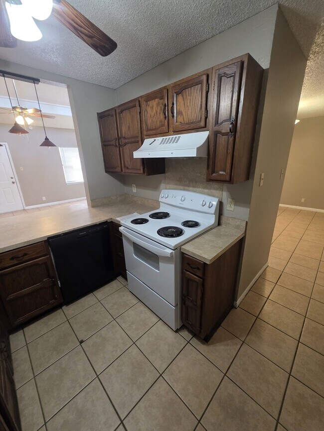 Building Photo - 2 story townhome, 3 bed 2 bath