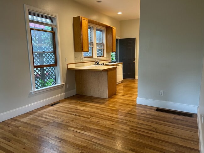 Dining area - 603 Mathews St