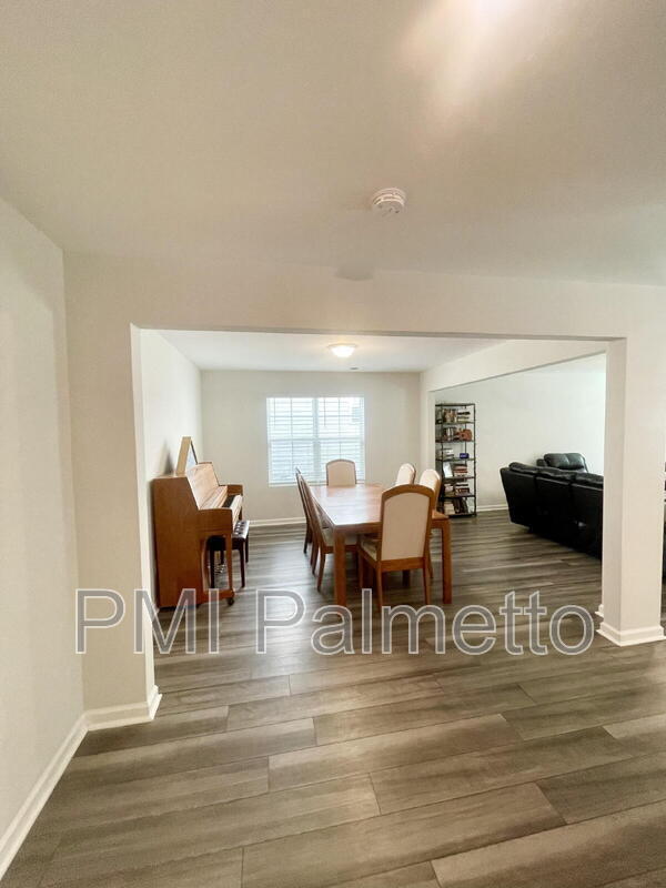 Building Photo - 633 Wooster Dr