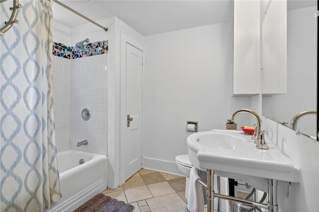 Building Photo - 204 Roat St