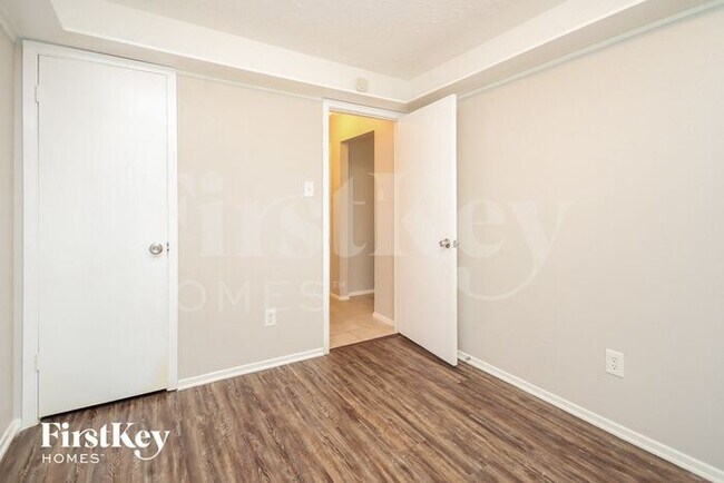 Building Photo - 16239 La Terra Dr