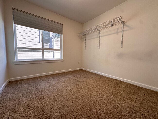 Building Photo - Large UW Townhome available for 2026-2027 school year!