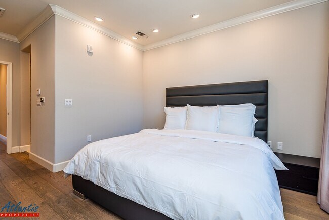 Building Photo - Gorgeous Condo | Premium Materials