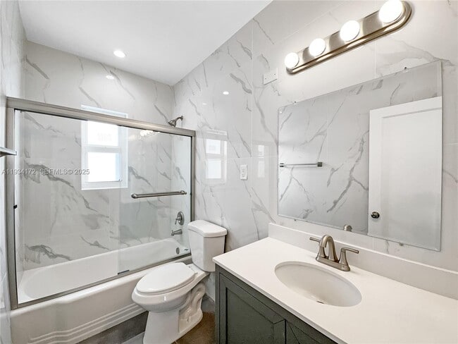 Building Photo - 955 Bay Dr