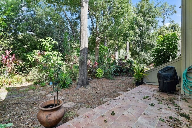 Building Photo - Charming Townhouse for Lease